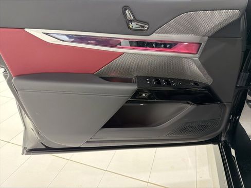 Used 2025 BMW 740i xDrive w/ Premium Package image 10