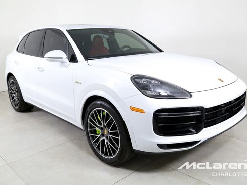 Used 2023 Porsche Cayenne Turbo S image 3