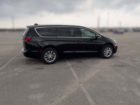 New 2026 Chrysler Pacifica Select image 13