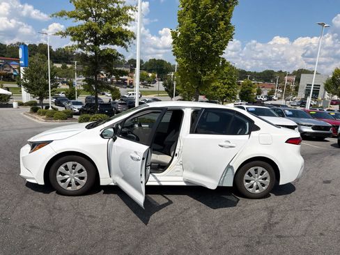 Used 2021 Toyota Corolla L FWD image 18