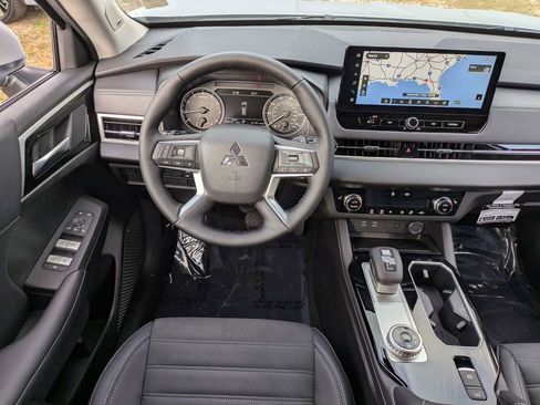 New 2026 Mitsubishi Outlander SE image 17