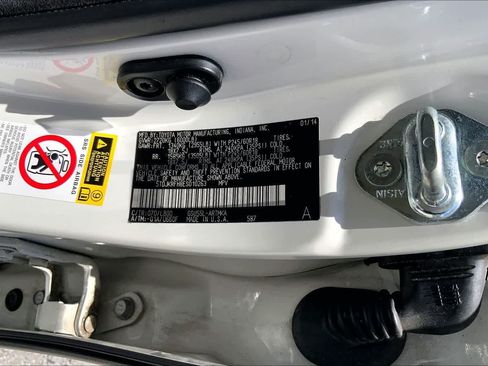 Used 2014 Toyota Highlander XLE w/ Preferred Accessory Package AWD/4WD image 20