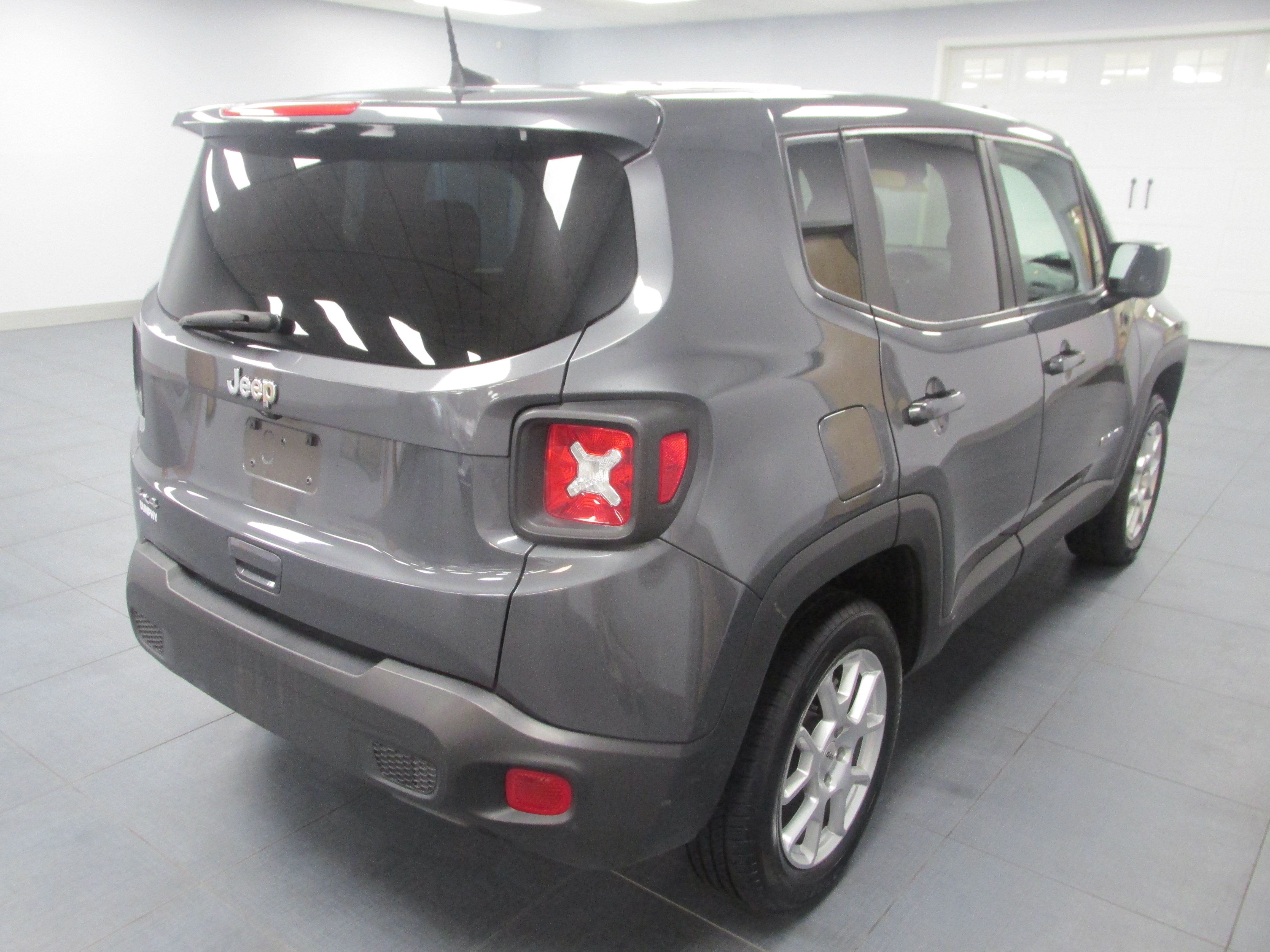 Used 2023 Jeep Renegade Latitude AWD/4WD image 5