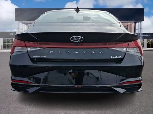 Used 2022 Hyundai Elantra Limited w/ Preferred Accessory Package FWD image 4