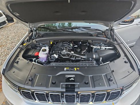 New 2025 Jeep Grand Cherokee L Limited image 32