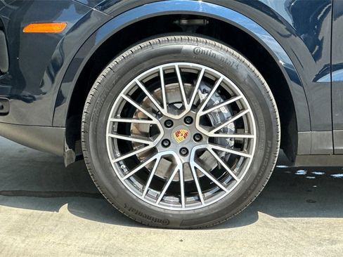 Used 2023 Porsche Cayenne Platinum Edition image 33