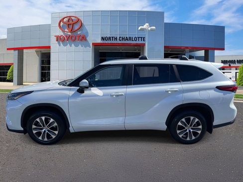Used 2023 Toyota Highlander XLE AWD/4WD image 6