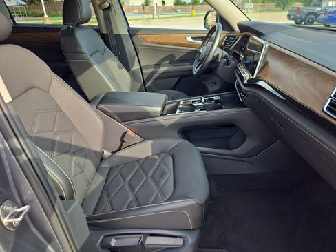 Used 2025 Volkswagen Atlas SE FWD image 30