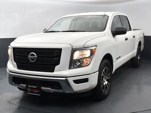 Used 2022 Nissan Titan SV image 3