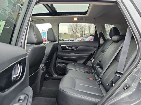 Used 2019 Nissan Rogue SL w/ Premium Package image 10