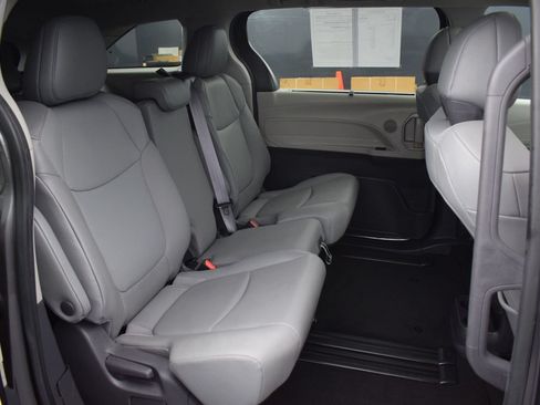 Used 2021 Toyota Sienna XLE FWD image 11