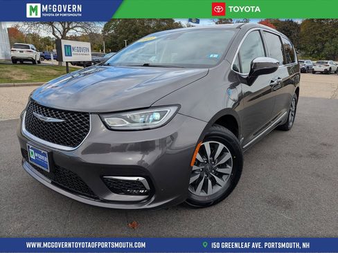 Used 2023 Chrysler Pacifica Limited image 1