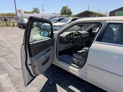 Used 2008 Chrysler 300 Touring RWD image 9