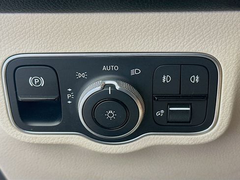 Used 2022 Mercedes-Benz GLB 250 4MATIC image 17