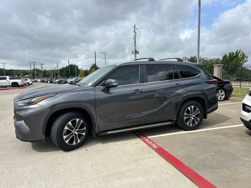 Used 2024 Toyota Highlander XLE AWD/4WD image 7