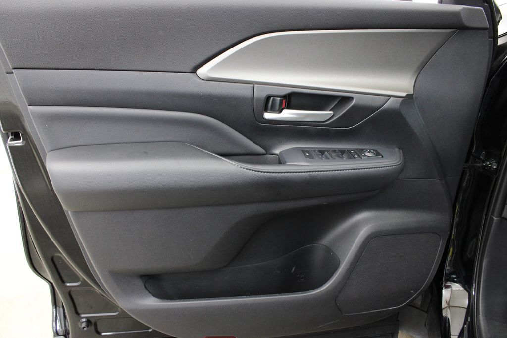 Used 2025 Toyota Grand Highlander AWD image 16