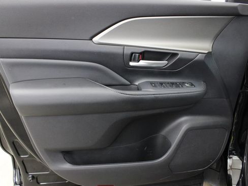 Used 2025 Toyota Grand Highlander AWD image 16
