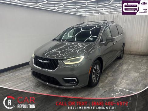 Used 2021 Chrysler Pacifica Touring-L image 3
