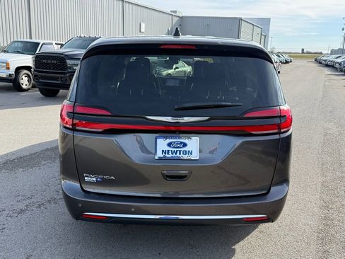 Used 2023 Chrysler Pacifica Touring-L image 34