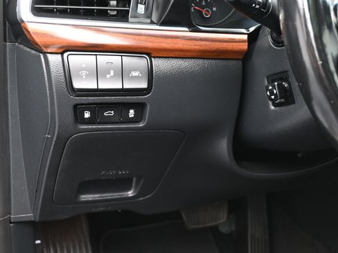 Used 2018 Kia Cadenza Technology image 22