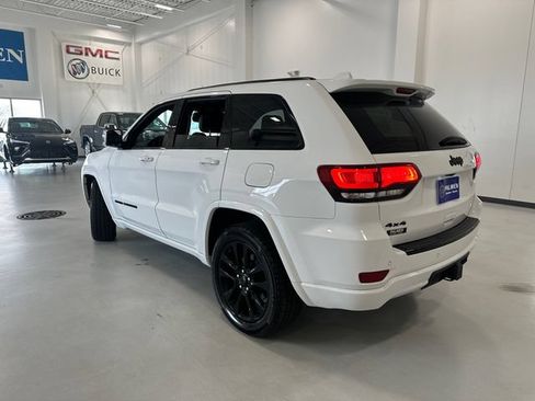 Used 2017 Jeep Grand Cherokee Altitude AWD/4WD image 7