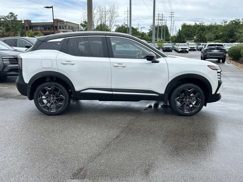 New 2026 Nissan Kicks SR FWD image 8