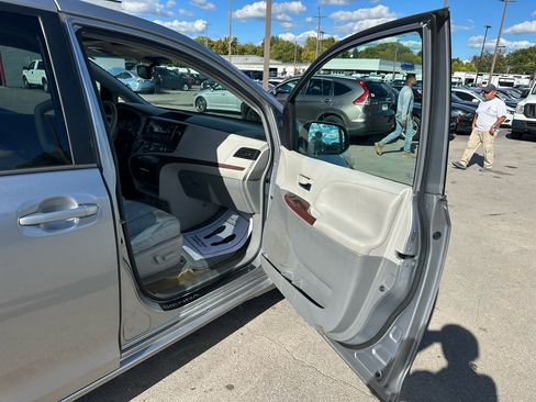 Used 2013 Toyota Sienna XLE image 9