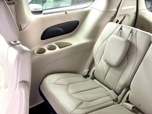 Used 2021 Chrysler Pacifica Touring-L image 11