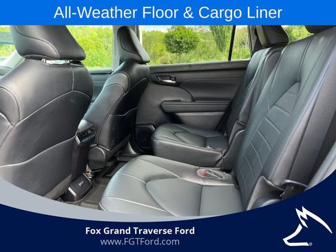 Used 2022 Toyota Highlander XLE AWD/4WD image 4