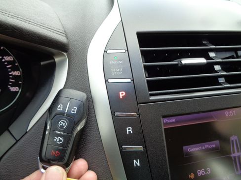 Used 2013 Lincoln MKZ image 23