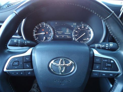 Used 2022 Toyota Highlander XLE image 32