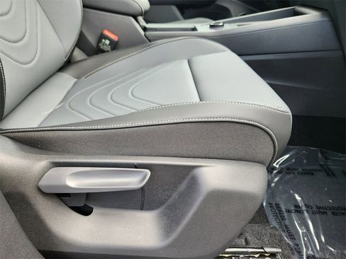 New 2025 Volkswagen Tiguan SE image 25