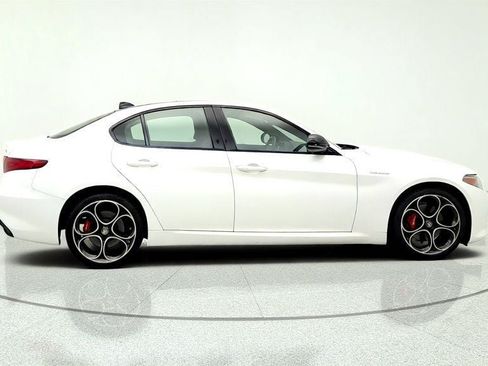 Used 2023 Alfa Romeo Giulia Veloce AWD/4WD image 4