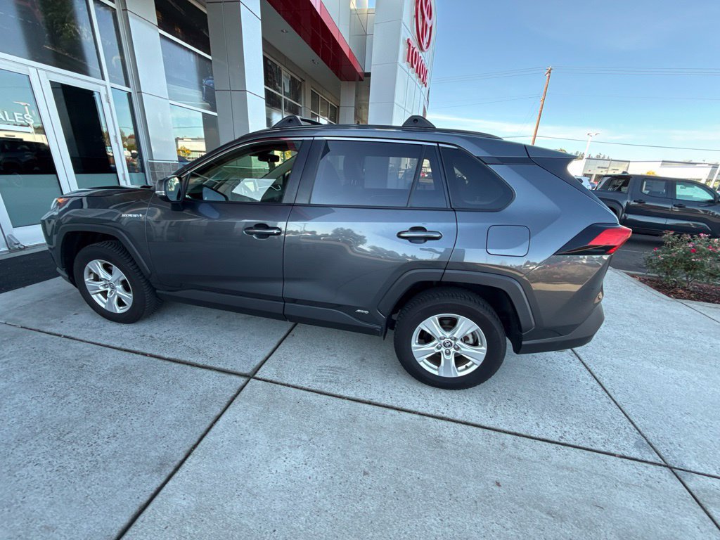 Used 2020 Toyota RAV4 LE w/ Carpet Mat Package AWD/4WD image 8