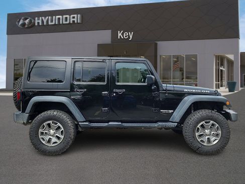 Used 2018 Jeep Wrangler Unlimited Rubicon w/ Connectivity Group AWD/4WD image 3