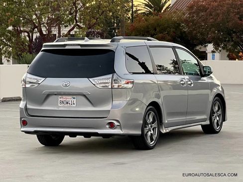 Used 2018 Toyota Sienna SE Premium image 6