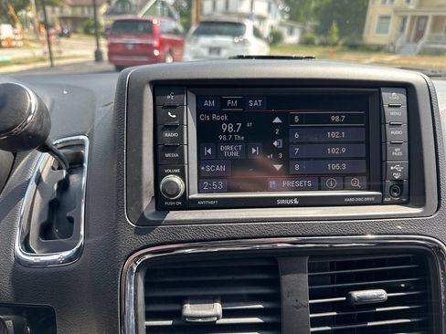 Used 2017 Dodge Grand Caravan SXT w/ Blacktop Package FWD image 18