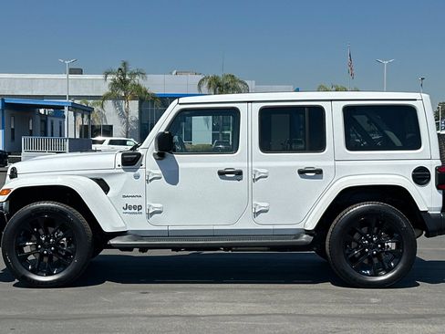 Used 2022 Jeep Wrangler Unlimited Sahara AWD/4WD image 8