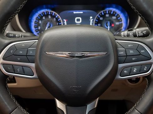 Used 2024 Chrysler Pacifica Touring-L FWD image 12