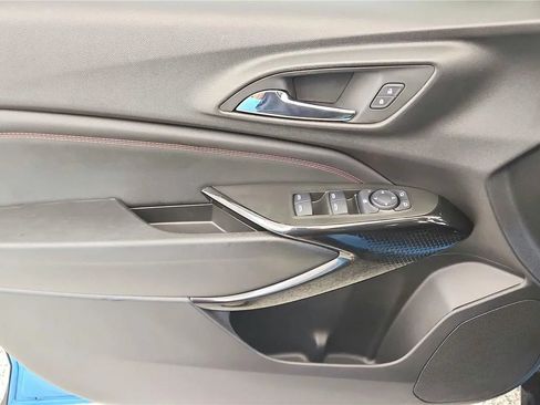 Used 2025 Chevrolet Trax RS w/ Sunroof Package FWD image 33
