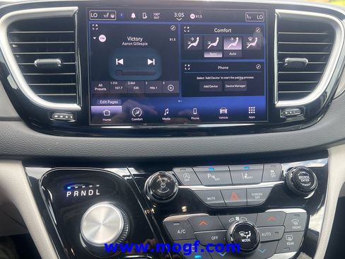 Used 2024 Chrysler Pacifica Touring-L FWD image 7