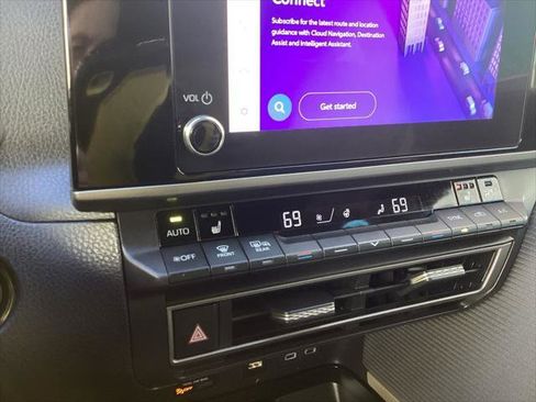 Certified 2025 Toyota Camry SE w/ Convenience Package image 12