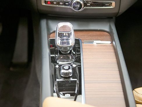 Certified 2025 Volvo XC60 T8 Ultra w/ Protection Package Premier image 34