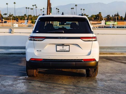New 2025 Jeep Grand Cherokee Altitude image 8