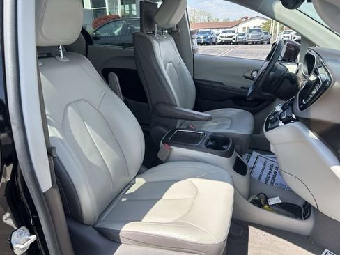 Used 2017 Chrysler Pacifica Touring-L Plus FWD image 30