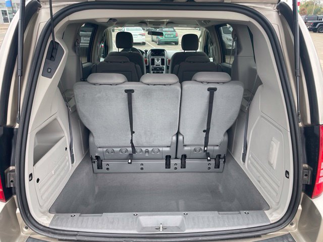 Used 2009 Chrysler Town & Country Touring FWD image 7