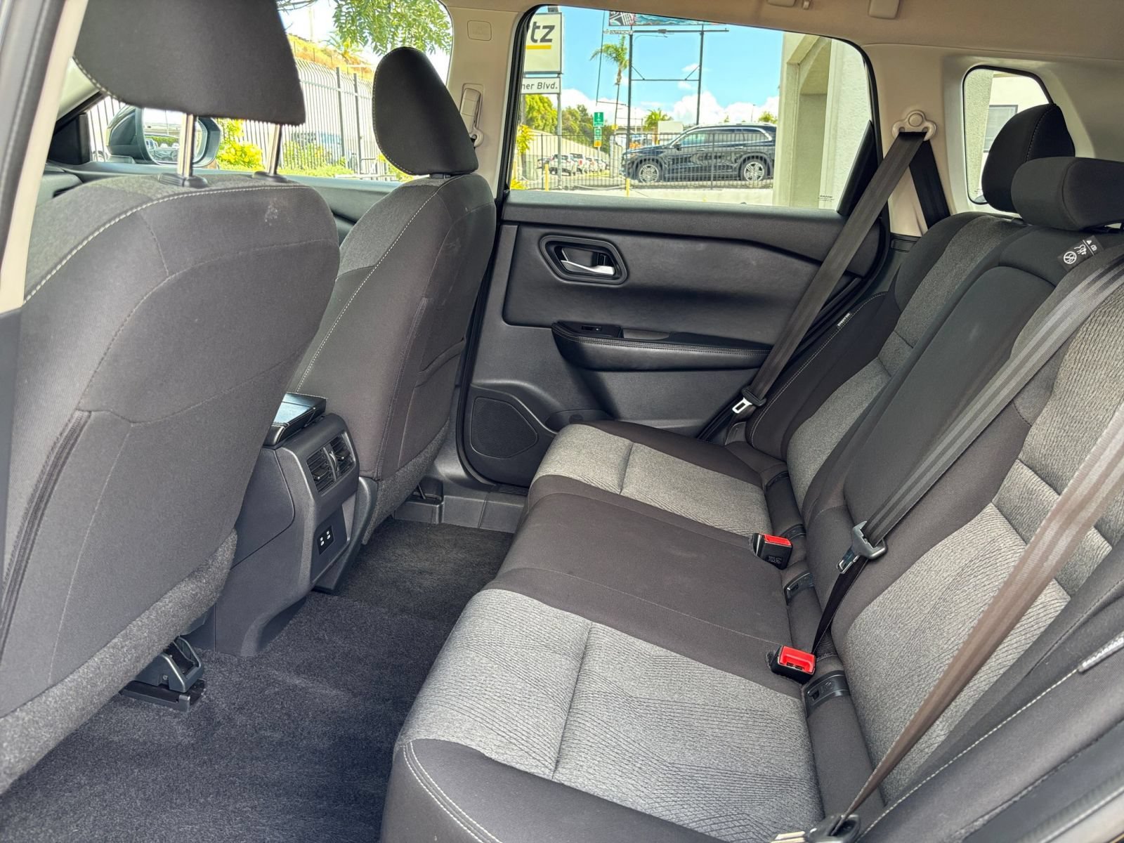 Used 2025 Nissan Rogue SV FWD image 27
