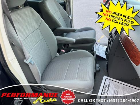 Used 2009 Chrysler Town & Country Touring image 20