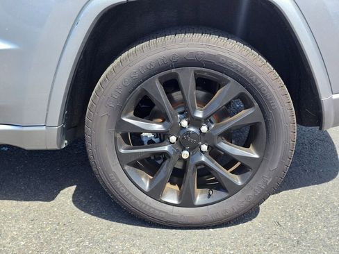 Used 2018 Jeep Grand Cherokee Altitude AWD/4WD image 10