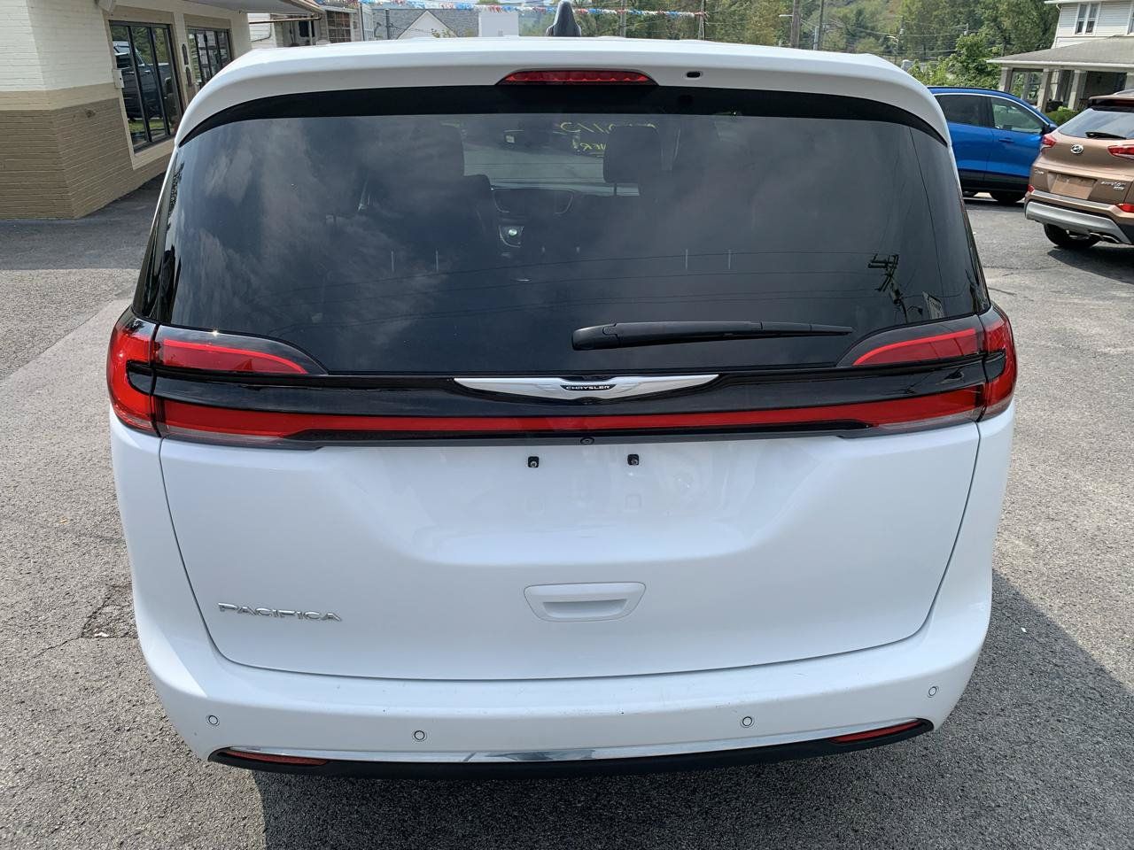 Used 2023 Chrysler Pacifica Touring-L FWD image 4